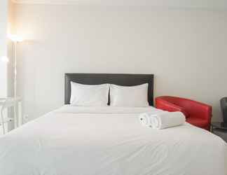 Bilik Tidur 2 Homey and Comfort Studio at Green Sedayu Apartment By Travelio