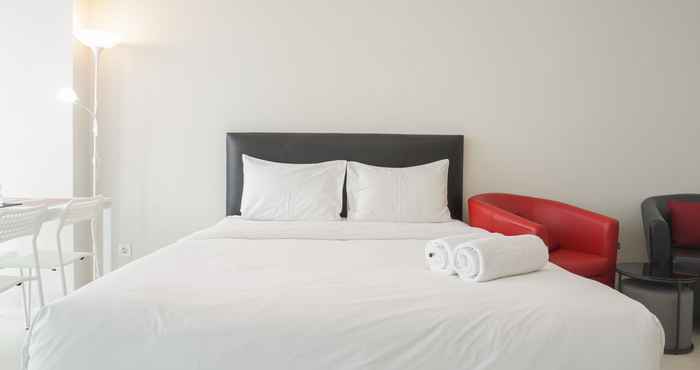 Bilik Tidur Homey and Comfort Studio at Green Sedayu Apartment By Travelio