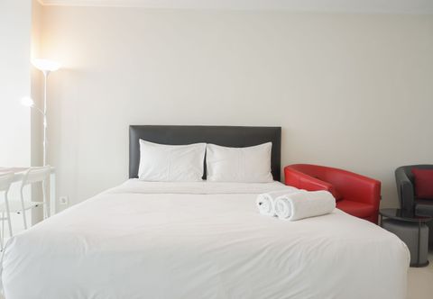 Bedroom Homey and Comfort Studio at Green Sedayu Apartment By Travelio