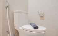 Toilet Kamar 4 Homey and Comfort Studio at Green Sedayu Apartment By Travelio