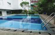 Kolam Renang 4 Comfy and Elegant Studio at Bassura City Apartment By Travelio