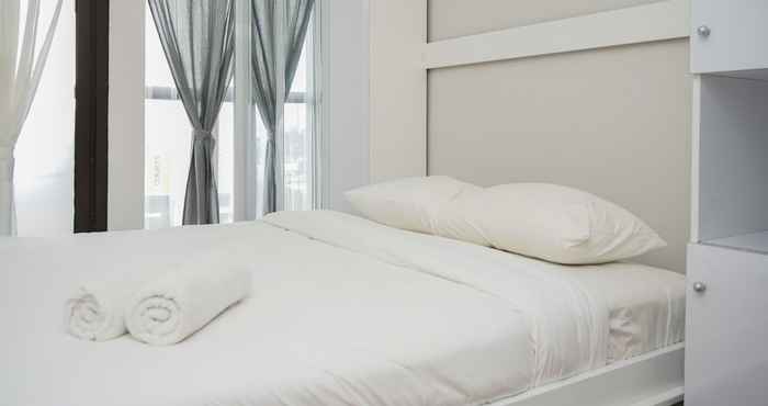 Kamar Tidur Comfort and Elegant Studio at Transpark Bintaro Apartment By Travelio