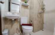 Toilet Kamar 4 Comfort and Elegant Studio at Transpark Bintaro Apartment By Travelio