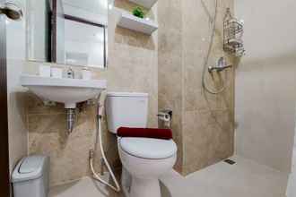 Toilet Kamar 4 Comfort and Elegant Studio at Transpark Bintaro Apartment By Travelio