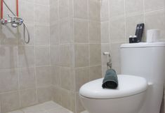 In-room Bathroom 5 Spacious and Nice 2BR Apartment at Pinewood near JATOS By Travelio