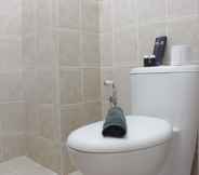 In-room Bathroom 5 Spacious and Nice 2BR Apartment at Pinewood near JATOS By Travelio