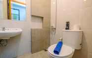 Toilet Kamar 6 Comfort and Elegant 2BR at Royal Heights Apartment By Travelio