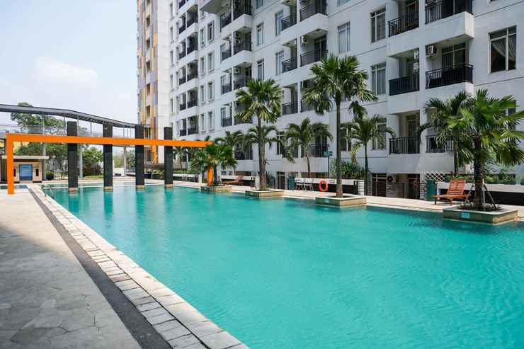 SWIMMING_POOL Cozy Stay and Modern 1BR at Gardenia Boulevard Apartment By Travelio