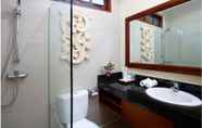Toilet Kamar 3 Vila Shanti Beach Hotel
