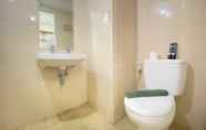 Toilet Kamar 4 Spacious and Cozy Studio at Parahyangan Residence By Travelio