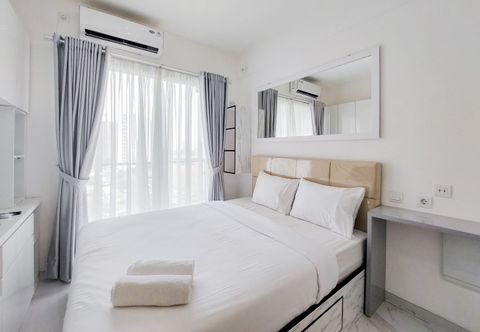 침실 Comfort and Cozy Living Studio at Sky House BSD Apartment By Travelio