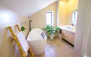 Phòng tắm bên trong 3 Haradise Suite Villa Ha Long