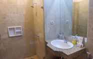 In-room Bathroom 4 Homey and Warm 1BR The Bellezza Apartment By Travelio