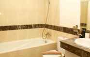 In-room Bathroom 4 Cozy Design Fully Furnished 2BR The Bellezza Apartment By Travelio