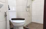 Toilet Kamar 4 Simply and Homey Studio at Vida View Apartment By Travelio