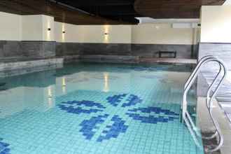 Kolam Renang 4 Deluxe and Simply Studio at Tamansari La Grande Apartment By Travelio