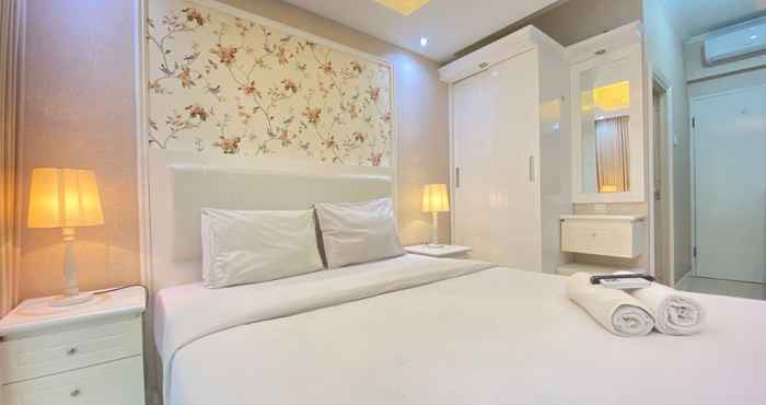 Bilik Tidur Well Furnished Studio Apartment at Grand Asia Afrika By Travelio