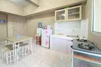 Ruang Umum Relaxing and Cozy 2BR Apartment at Newton Residence By Travelio