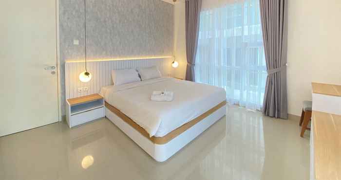 Kamar Tidur Minimalist and Deluxe 1BR at Pine Tree Resort Condominium By Travelio