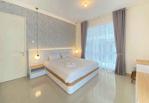 Bedroom Minimalist and Deluxe 1BR at Pine Tree Resort Condominium By Travelio