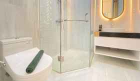 In-room Bathroom 6 Minimalist and Deluxe 1BR at Pine Tree Resort Condominium By Travelio