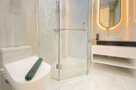 In-room Bathroom Minimalist and Deluxe 1BR at Pine Tree Resort Condominium By Travelio