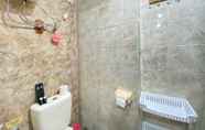 In-room Bathroom 4 Comfy Studio at Galeri Ciumbuleuit 1 Apartment By Travelio