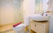 Toilet Kamar 5 Elegant 3BR plus 1 Room Apartment with Private Lift and 80 mbps internet at The Lavande Residence By Travelio