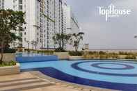 Kolam Renang Apartment Bassura City by Travelibu