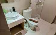 Toilet Kamar 5 Tidy and Comfy 1BR Apartment at Tree Park City BSD By Travelio