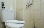 Toilet Kamar 4 Cozy and Simply Living Studio at Springlake Summarecon Bekasi Apartment By Travelio