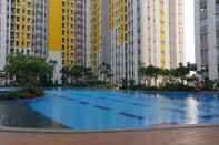 Swimming Pool Cozy and Simply Living Studio at Springlake Summarecon Bekasi Apartment By Travelio
