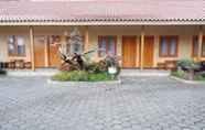 Luar Bangunan 3 OKU Guest House & Cafe