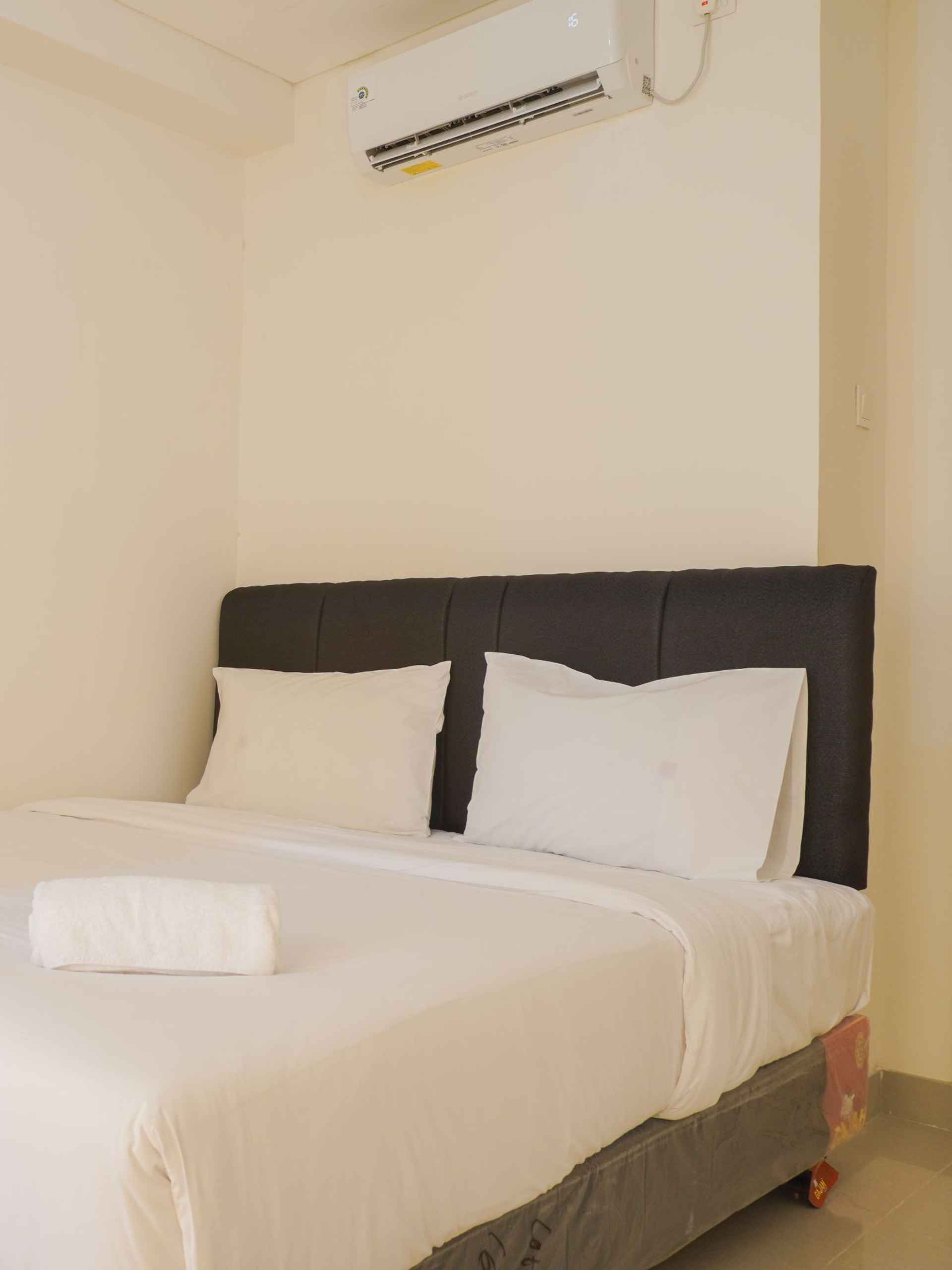 Kamar Tidur Nice and Comfy 2BR at Paradise Mansion Apartment By Travelio