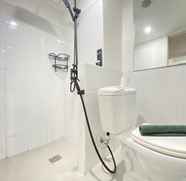 Toilet Kamar 5 Well Furnished and Modern 2BR at Jarrdin near Cihampelas Walk By Travelio