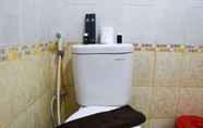 Toilet Kamar 7 Lavish 3BR Residence at Grand Palace Kemayoran Apartment By Travelio