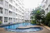 Kolam Renang Comfortable Studio Room Apartment near Airport at Skylounge Tamansari  By Travelio