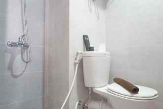 Toilet Kamar 4 Comfy and Exclusive Studio Room Apartment at Taman Melati Surabaya By Travelio