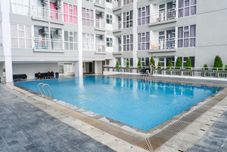 สระว่ายน้ำ Comfy and Exclusive Studio Room Apartment at Taman Melati Surabaya By Travelio