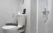 Toilet Kamar 4 Compact and Cozy Studio Apartment at Taman Melati Surabaya By Travelio