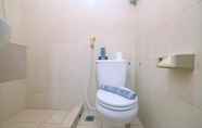 In-room Bathroom 5 Simply Look Studio Room Apartment at Maple Park Sunter By Travelio