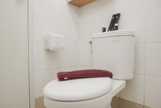 In-room Bathroom Minimalist and Comfort Living 1BR at Bassura City Apartment By Travelio