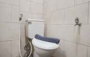 Toilet Kamar 4 Comfort Living Studio Apartment at Margonda Residence 1 By Travelio