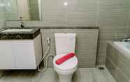 Toilet Kamar 6 Spacious 3BR Apartment at Hillcrest House By Travelio