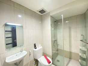 In-room Bathroom 4 Spacious Studio Room at Apartment Tamansari La Grande near BIP By Travelio