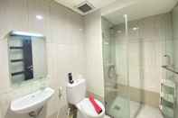 In-room Bathroom Spacious Studio Room at Apartment Tamansari La Grande near BIP By Travelio