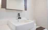 In-room Bathroom 2 Comfortable 3BR at Simprug Park By Travelio Premium