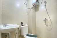 Toilet Kamar Luxurious Classic 1BR Apartment at Gateway Pasteur Bandung By Travelio