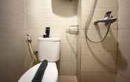 Toilet Kamar 5 Deluxe 2BR Apartment at Gateway Pasteur By Travelio