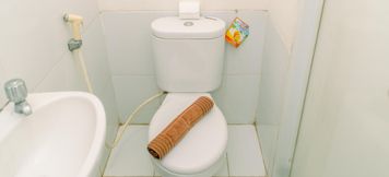 ห้องน้ำภายในห้อง 4 Cozy and Warm Studio Apartment (No Kitchen) at Aeropolis Residence By Travelio